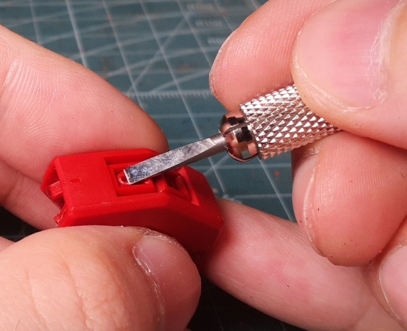 基本工作で作るhgucサザビー 工作編8 やさしめディテールアップ加工 その2 ノミを使った彫り込み ふでプラ